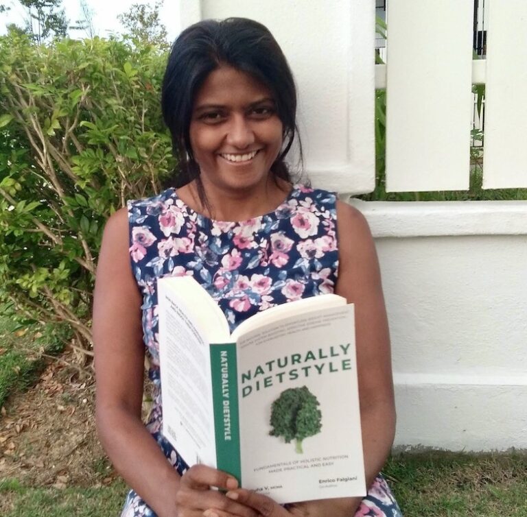 Author Ruha Thevi holding book Nutrition Dietstyle